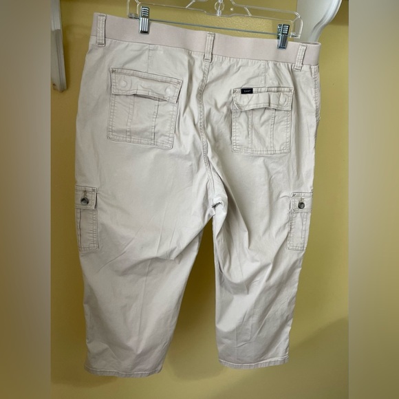 Lee Relaxed Fit Mid Rise Women’s Size 18 98% cotton 2% Spandex Khaki color - Picture 2 of 13